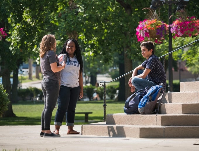 picture of students talking on steps of the Cathedral of Learning